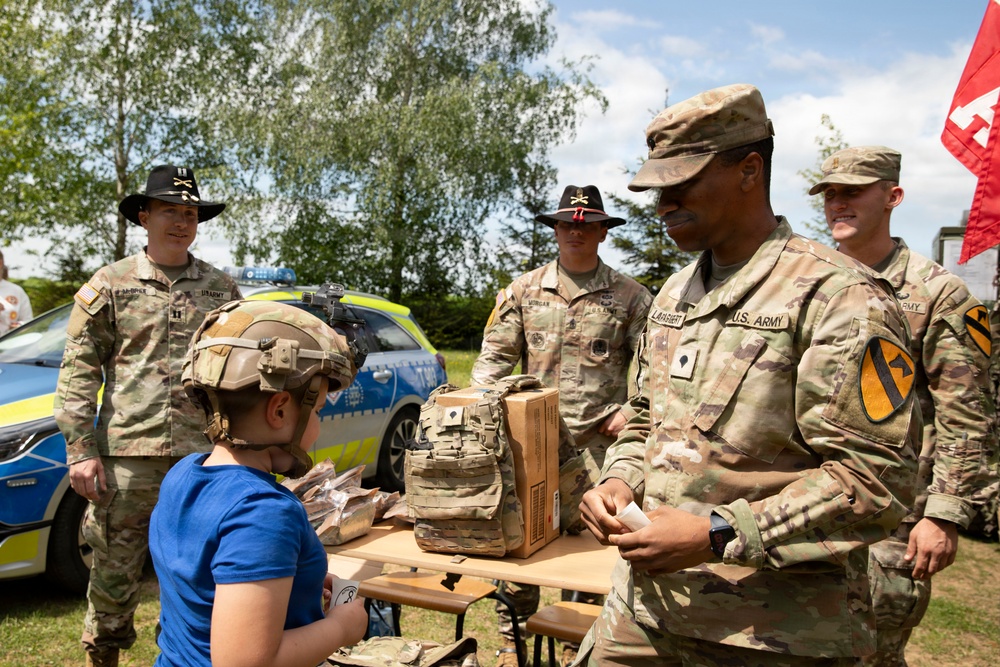 8th Brigade Engineer Battalion shows support at Polish family day event