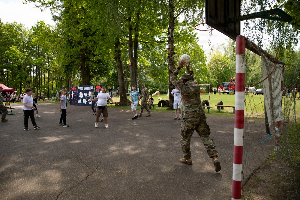 8th Brigade Engineer Battalion shows support at Polish family day event