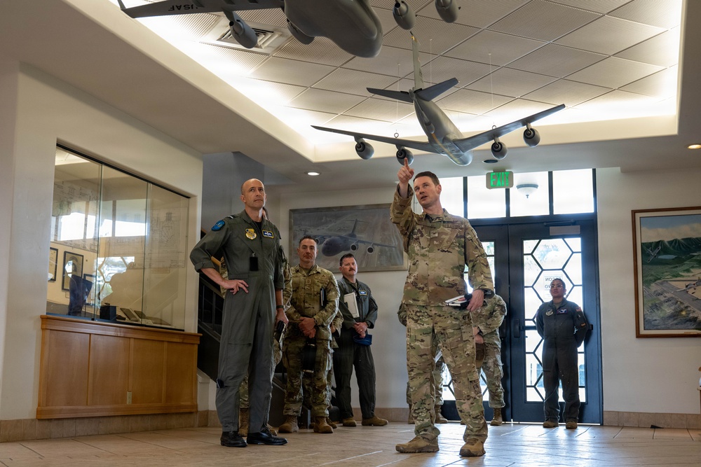 AVM Titheridge tours the 15th Wing