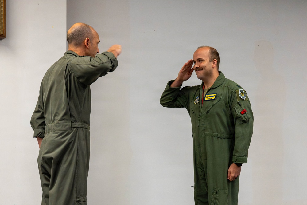 AVM Titheridge tours the 15th Wing