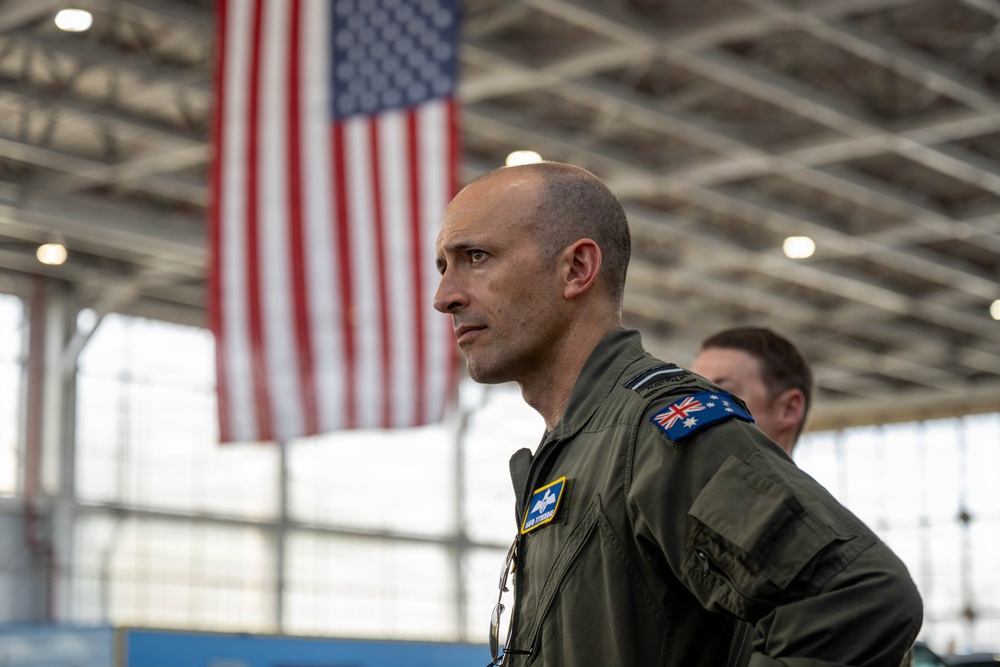 AVM Titheridge tours the 15th Wing