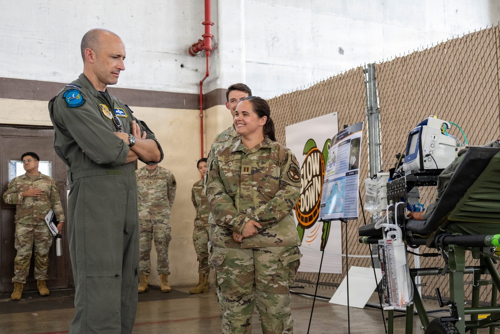 AVM Titheridge tours the 15th Wing