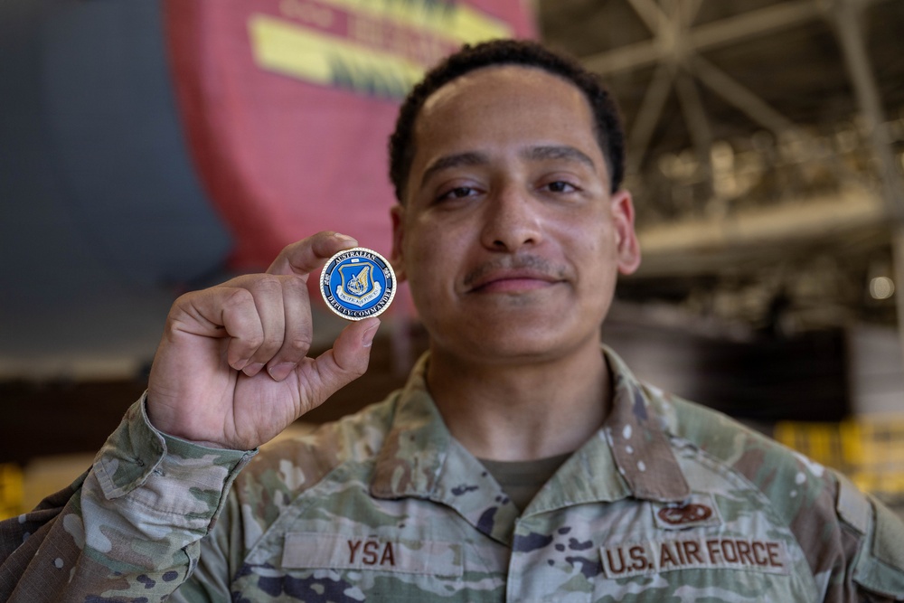 AVM Titheridge tours the 15th Wing