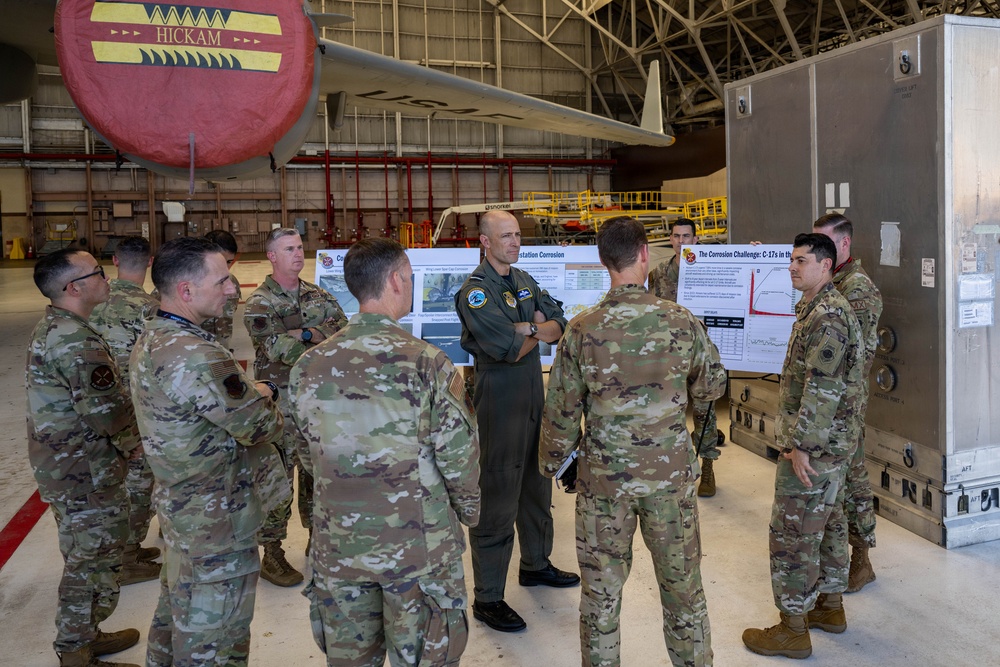 AVM Titheridge tours the 15th Wing
