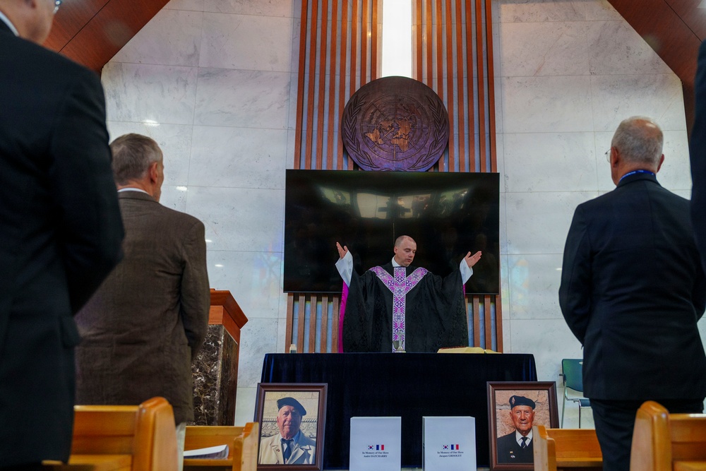Commander, USFK Attends Interment Ceremony for French Veterans of Korean War