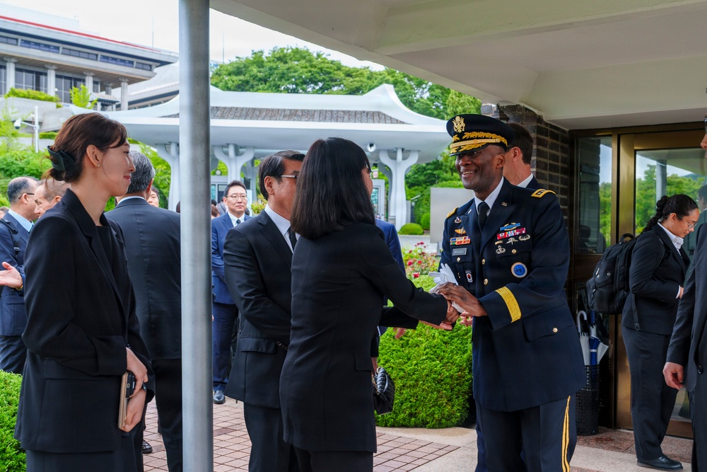 Commander, USFK Attends Interment Ceremony for French Veterans of Korean War