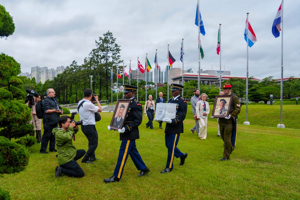 Commander, USFK Attends Interment Ceremony for French Veterans of Korean War