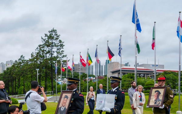 Commander, USFK Attends Interment Ceremony for French Veterans of Korean War