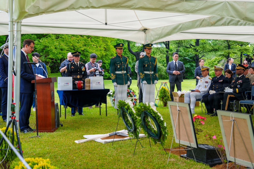 Commander, USFK Attends Interment Ceremony for French Veterans of Korean War
