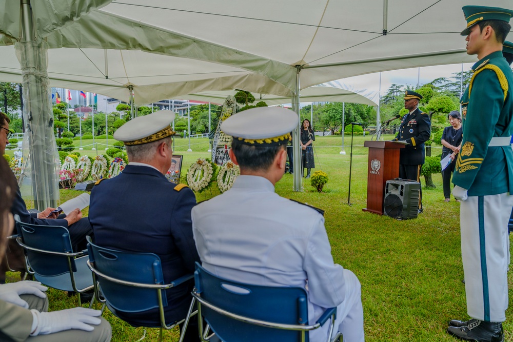 Commander, USFK Attends Interment Ceremony for French Veterans of Korean War