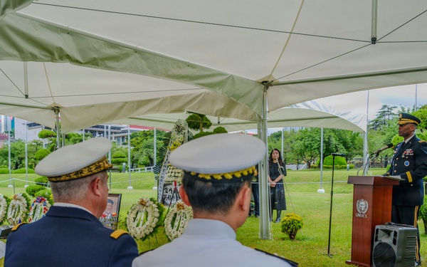 Commander, USFK Attends Interment Ceremony for French Veterans of Korean War
