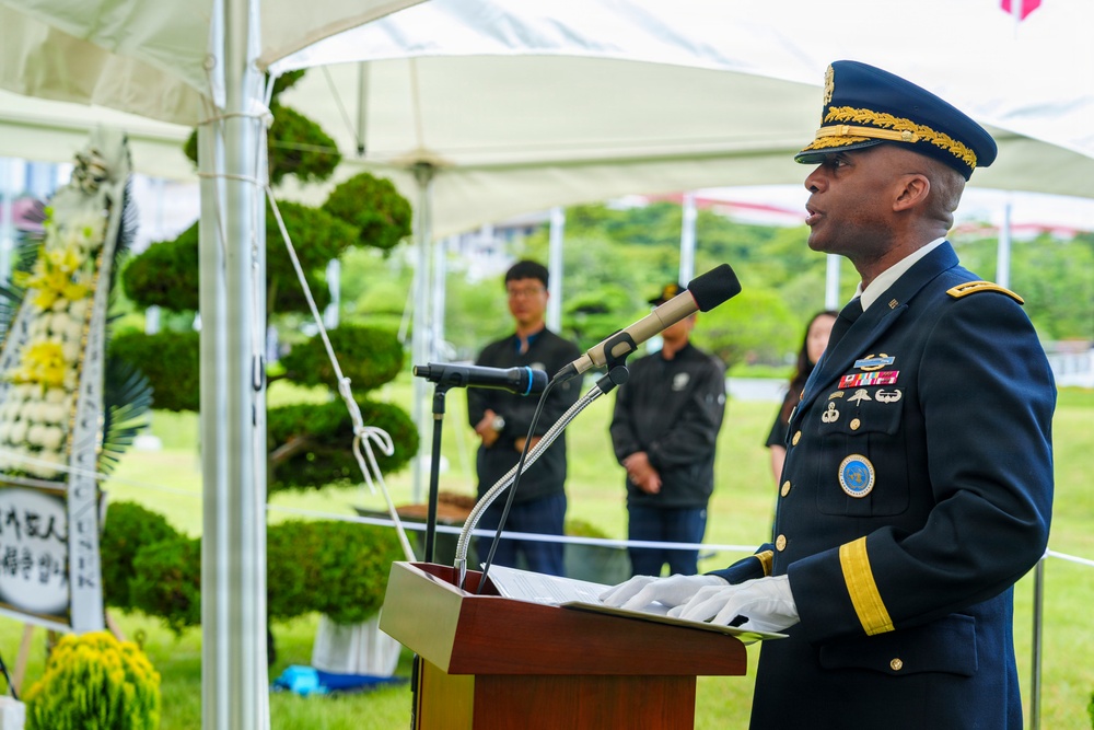 Commander, USFK Attends Interment Ceremony for French Veterans of Korean War