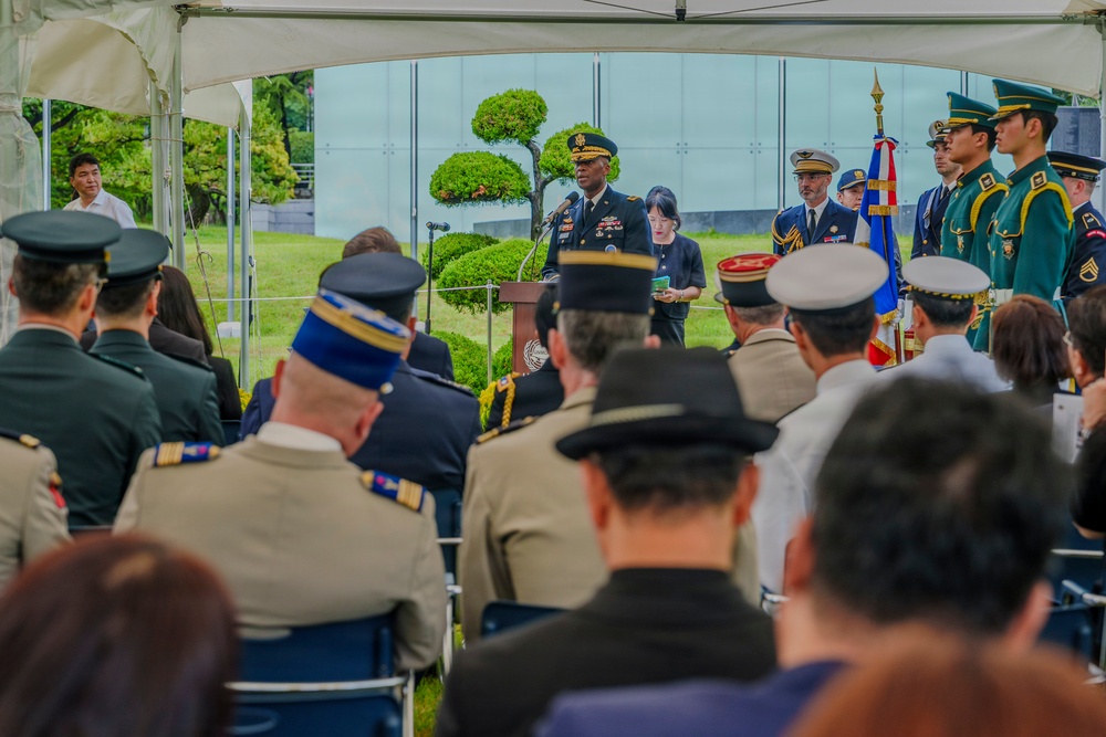 Commander, USFK Attends Interment Ceremony for French Veterans of Korean War