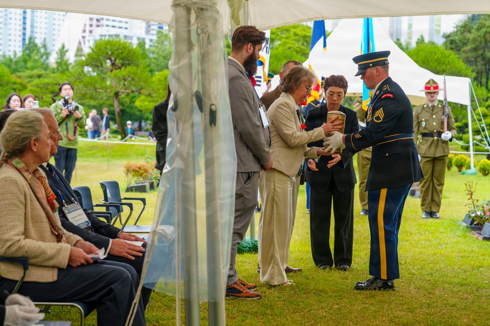 Commander, USFK Attends Interment Ceremony for French Veterans of Korean War