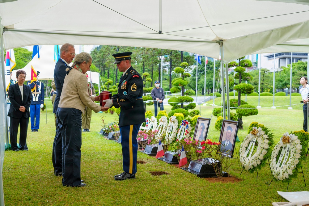 Commander, USFK Attends Interment Ceremony for French Veterans of Korean War