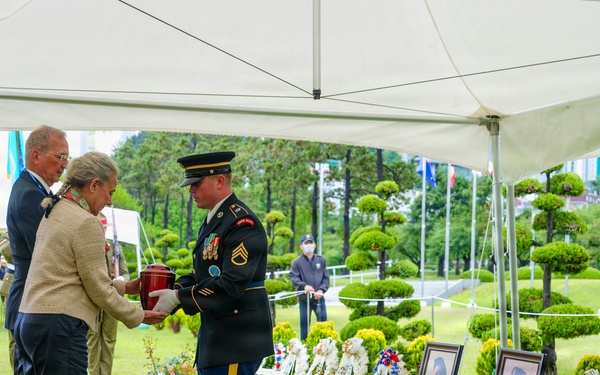 Commander, USFK Attends Interment Ceremony for French Veterans of Korean War