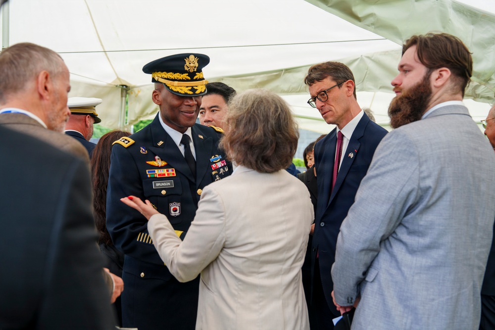 Commander, USFK Attends Interment Ceremony for French Veterans of Korean War
