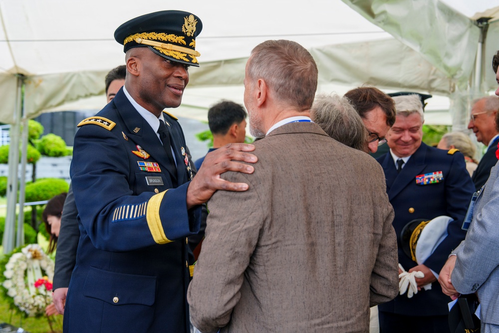Commander, USFK Attends Interment Ceremony for French Veterans of Korean War