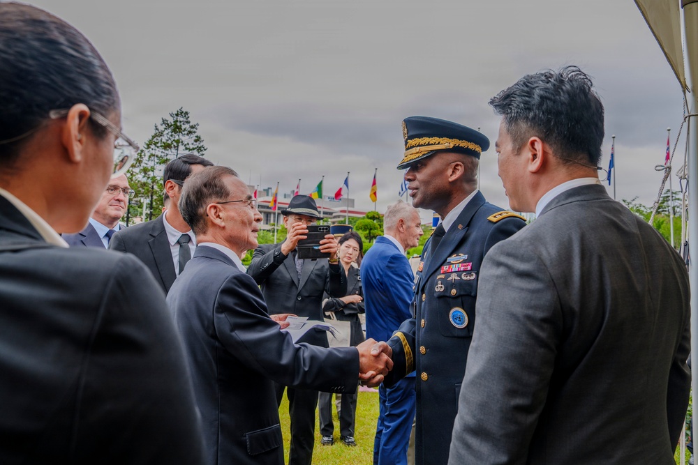 Commander, USFK Attends Interment Ceremony for French Veterans of Korean War