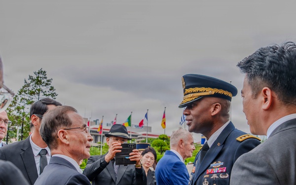Commander, USFK Attends Interment Ceremony for French Veterans of Korean War