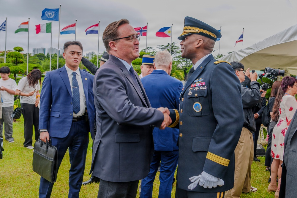 Commander, USFK Attends Interment Ceremony for French Veterans of Korean War