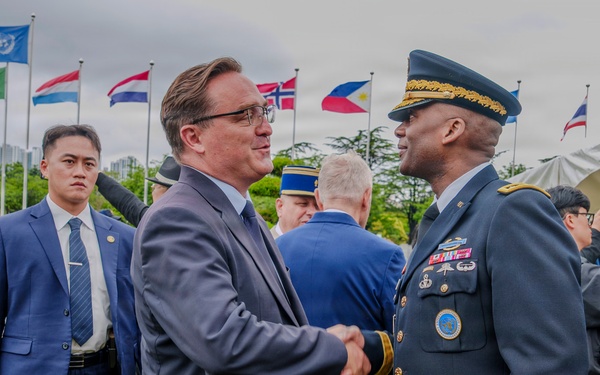 Commander, USFK Attends Interment Ceremony for French Veterans of Korean War
