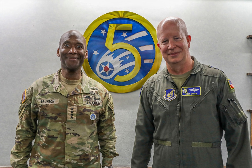 UNC/CFC/USFK Commander visits 5th Air Force
