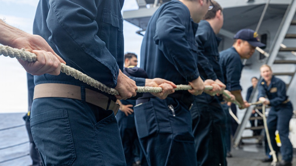 USS Mustin conducts line-handling training