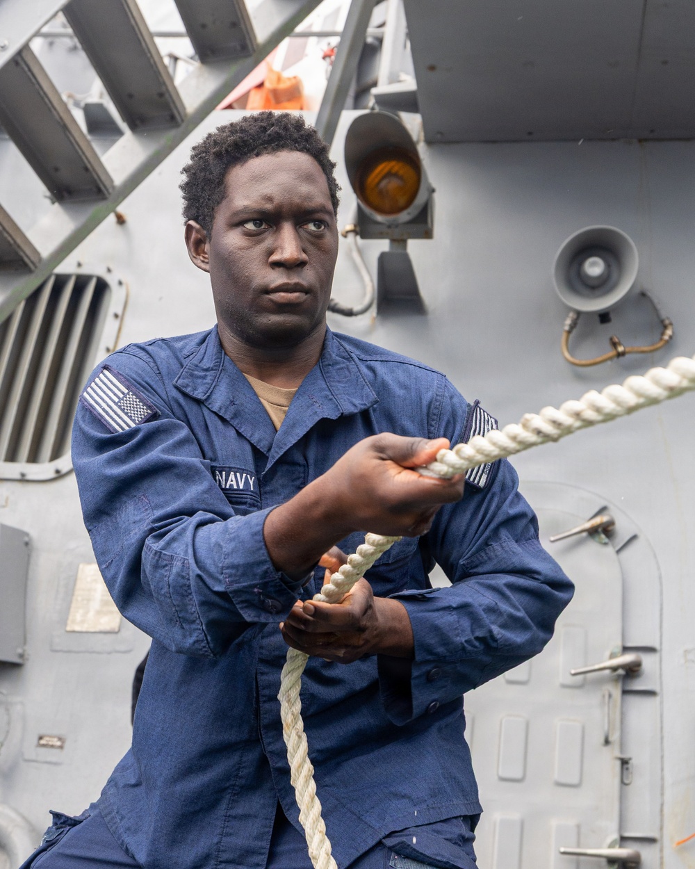 USS Mustin conducts line-handling training