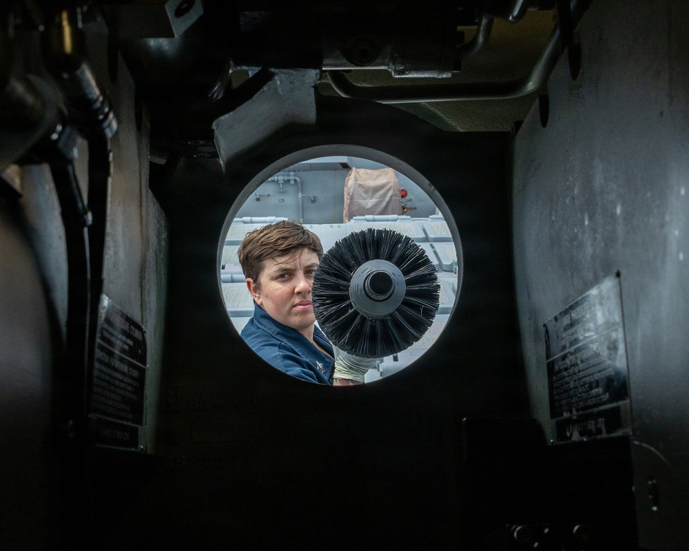 USS Mustin conducts Mark 45 5-inch gun maintenance