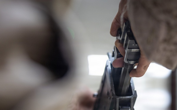 U.S. Marines conduct M240b performance evaluation checklist