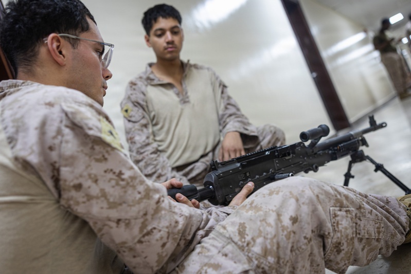 U.S. Marines conduct M240b performance evaluation checklist