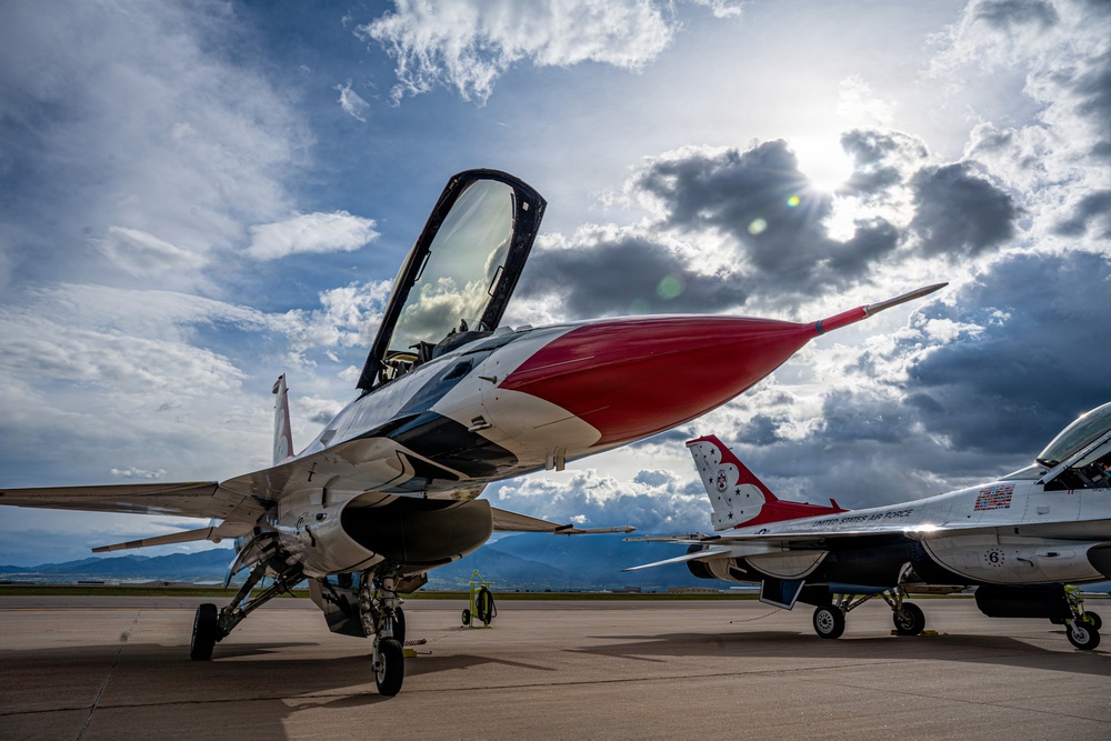 Thunderbirds Arrive for U.S. Air Force Academy Graduation Flyover