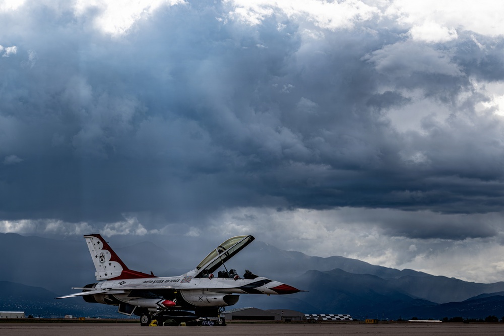 Thunderbirds Arrive for U.S. Air Force Academy Graduation Flyover