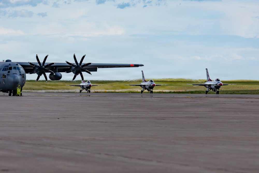 Thunderbirds Arrive for U.S. Air Force Academy Graduation Flyover