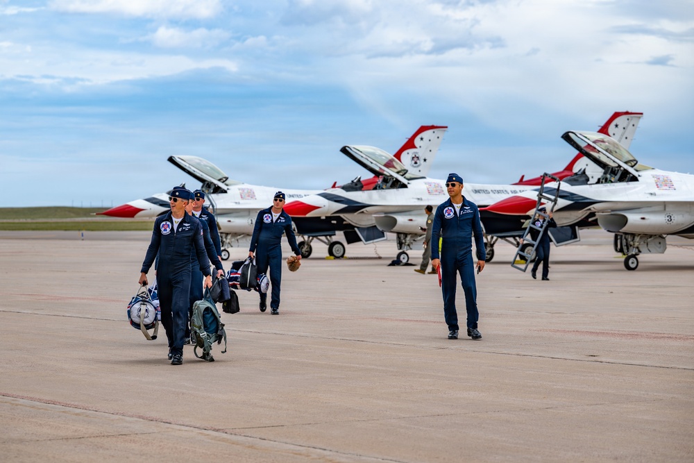 Thunderbirds Arrive for U.S. Air Force Academy Graduation Flyover