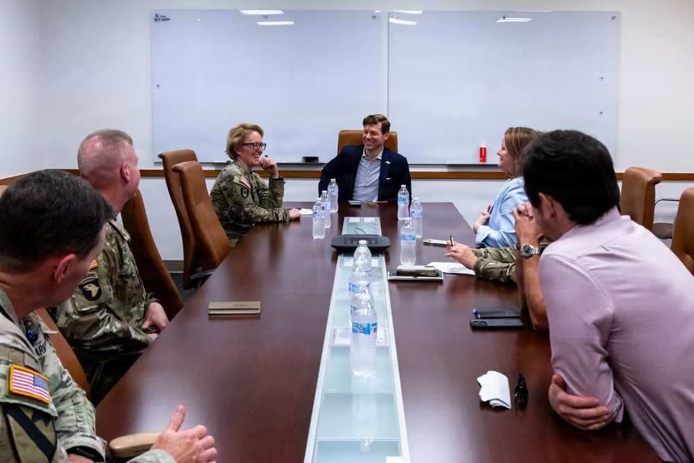UNC Chapel Hill Chancellor visits Fort Bragg