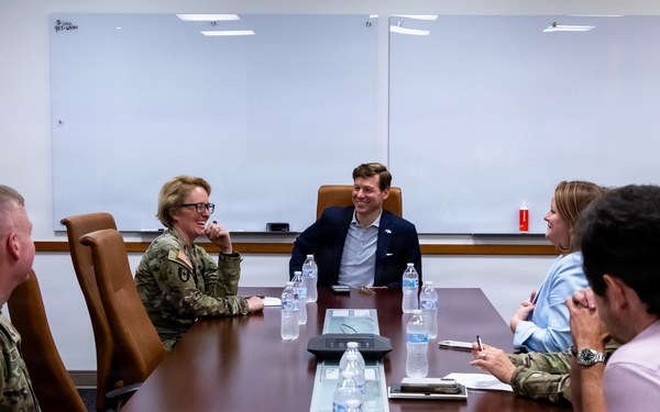 UNC Chapel Hill Chancellor visits Fort Bragg