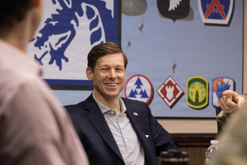 UNC Chapel Hill Chancellor visits Fort Bragg