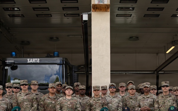 U.S. Army engineers and Polish firefighters exchange mechanical door breaching techniques at Bemowo Piskie