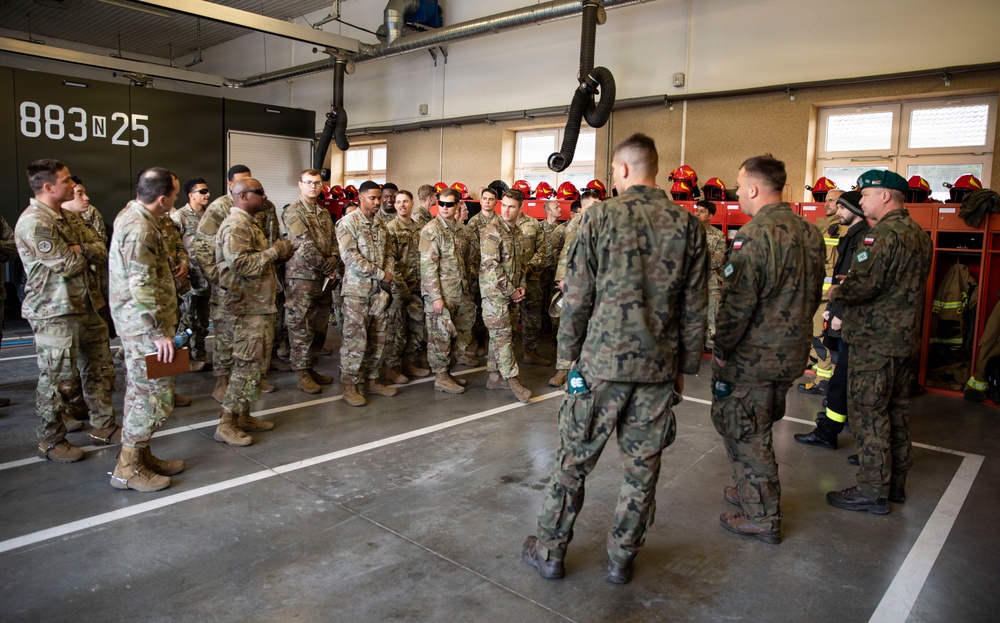U.S. Army engineers and Polish firefighters exchange mechanical door breaching techniques at Bemowo Piskie