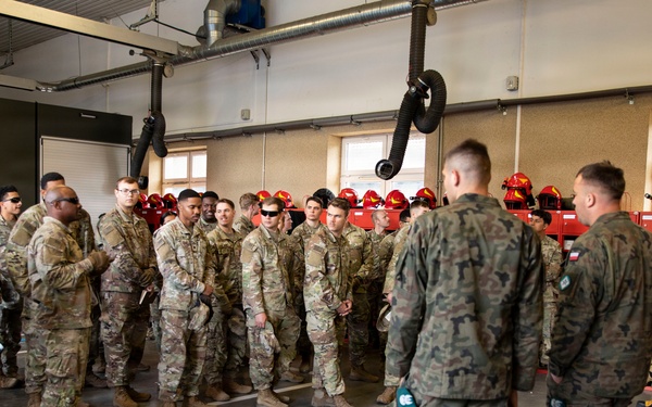 U.S. Army engineers and Polish firefighters exchange mechanical door breaching techniques at Bemowo Piskie