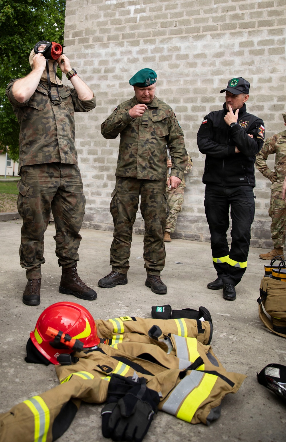 U.S. Army engineers and Polish firefighters exchange mechanical door breaching techniques at Bemowo Piskie