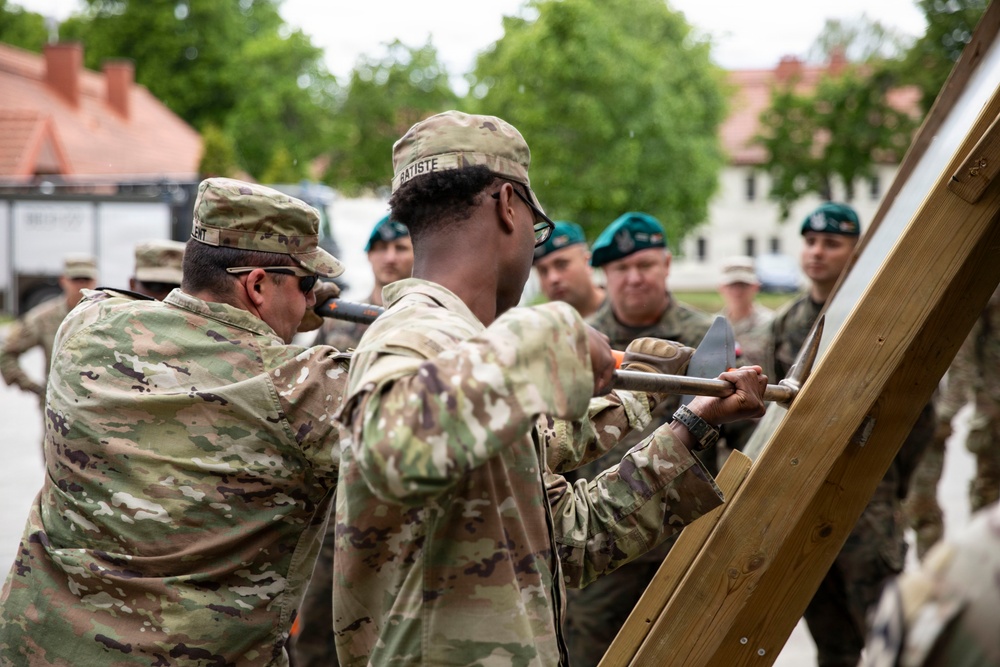 U.S. Army engineers and Polish firefighters exchange mechanical door breaching techniques at Bemowo Piskie