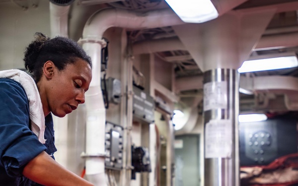 USS Gridley Prepares for Birthday Dinner