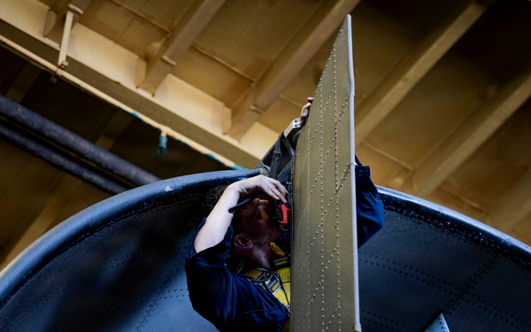 USS Iwo Jima LCAC Maintenance
