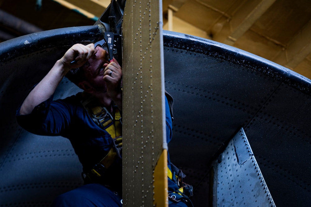 USS Iwo Jima LCAC Maintenance