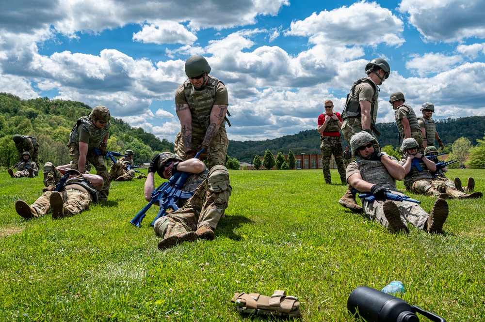 911th AES Airmen build lifesaving skills during TCCC course