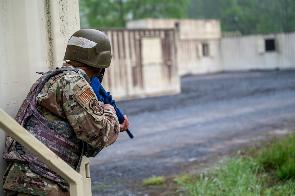 911th AES Airmen build lifesaving skills during TCCC course