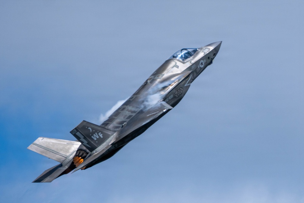 F-35B Lightning II performs high-angle climb at Oregon International Air Show